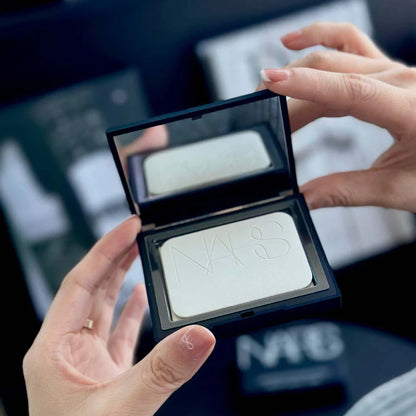 NARS Poudre Fixante Compacte Light Reflecting – Longue Tenue, Contrôle du Sébum, Effet Flou