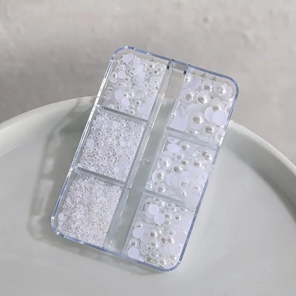 Perles Plates Demi-Rondes pour Nail Art – Boîte 6 Compartiments Blanc/Beige